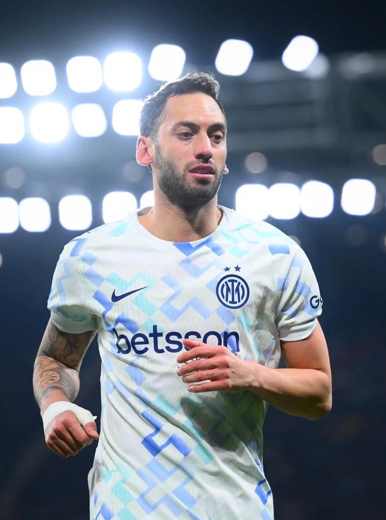 开云体育官网-国米官方：恰尔汗奥卢左侧比目鱼肌出现肌肉劳损症状