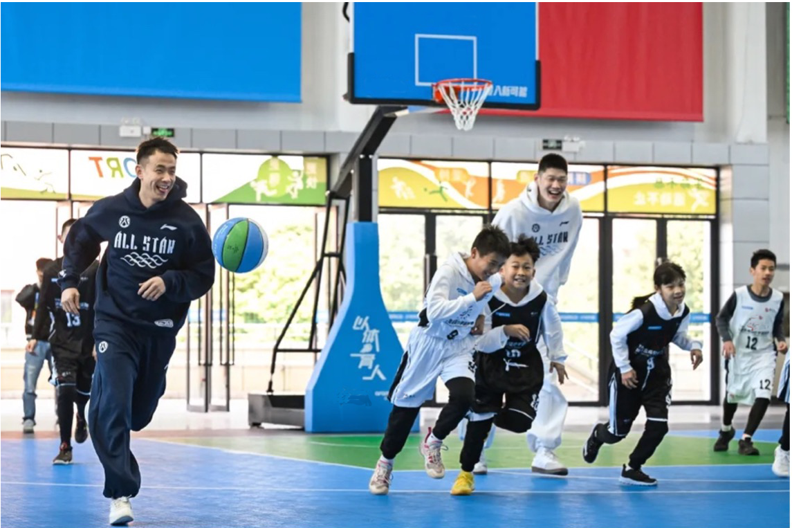 开云app下载入口官网-胡金秋赵继伟走进校园 CBA全明星场外也温暖