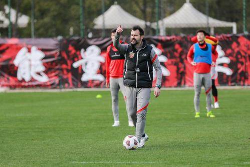 开云体育官方app下载-教学赛战罢不到24小时火速开练 莱科初定海港框架